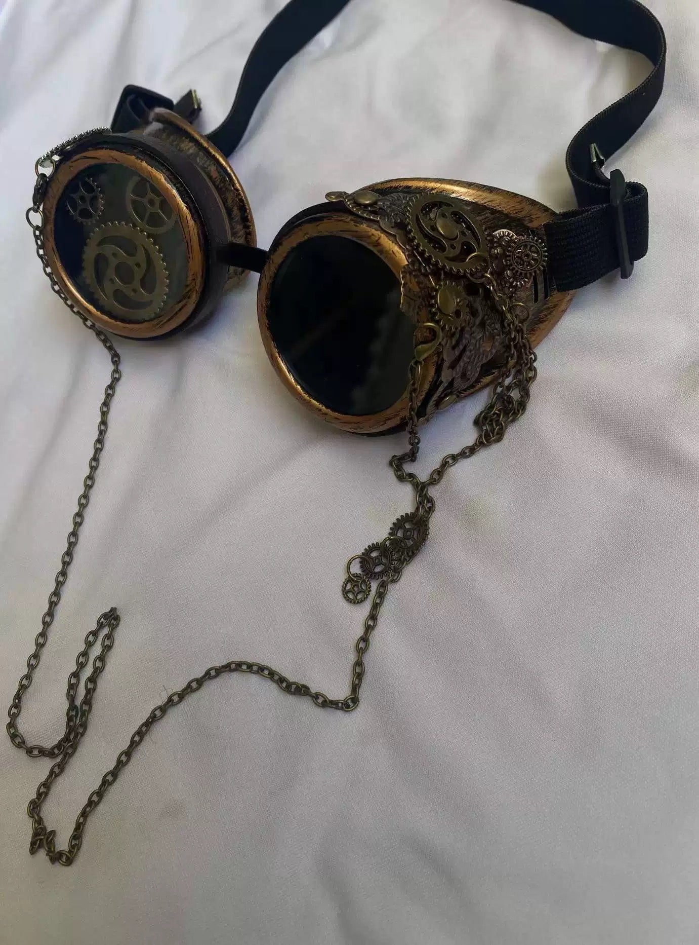 Steampunk Gear-Adorned Goggles – A Vision of Vintage Elegance
