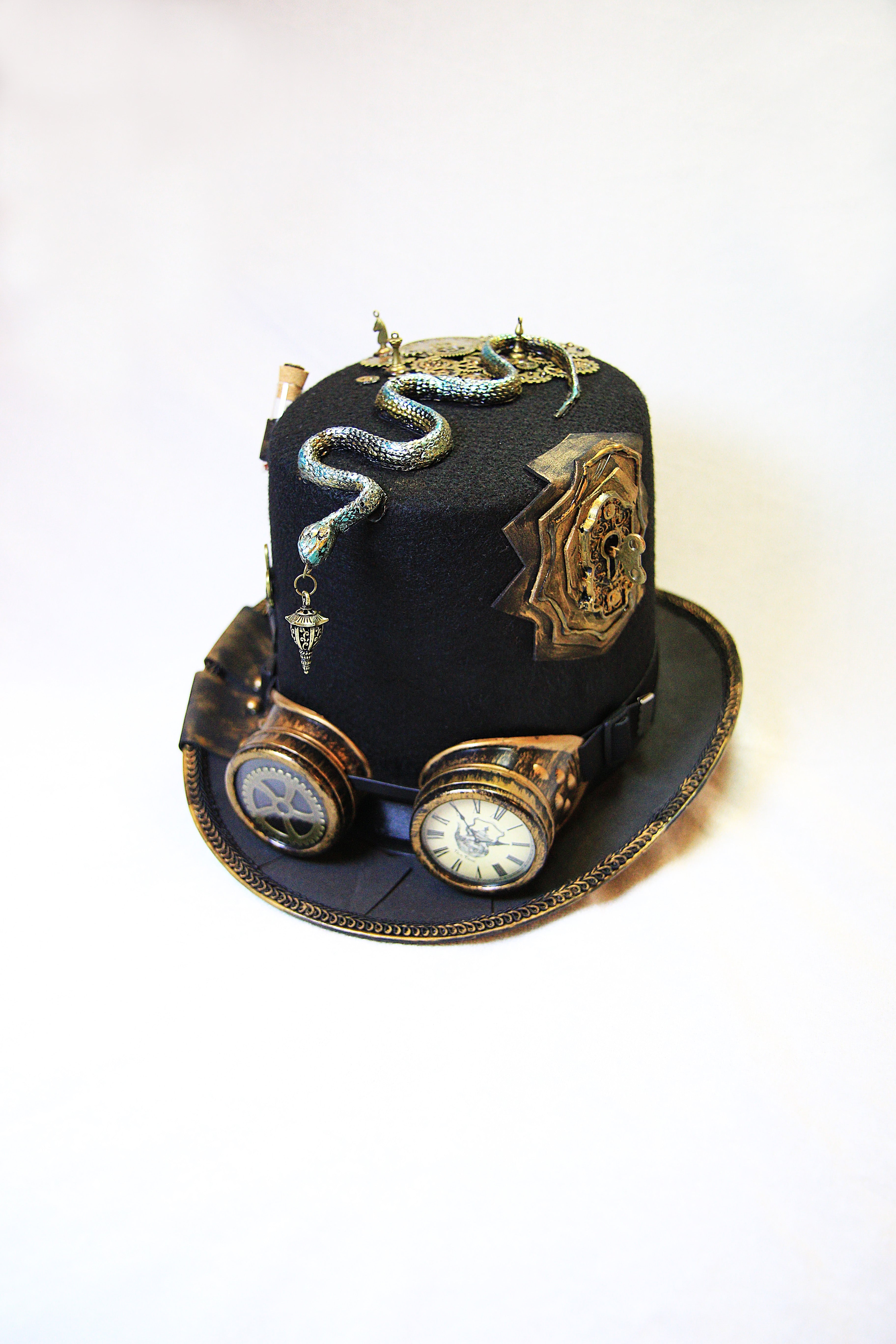 Steampunk Gear-Embellished Top Hat (Green Snake Carrying Lamp)