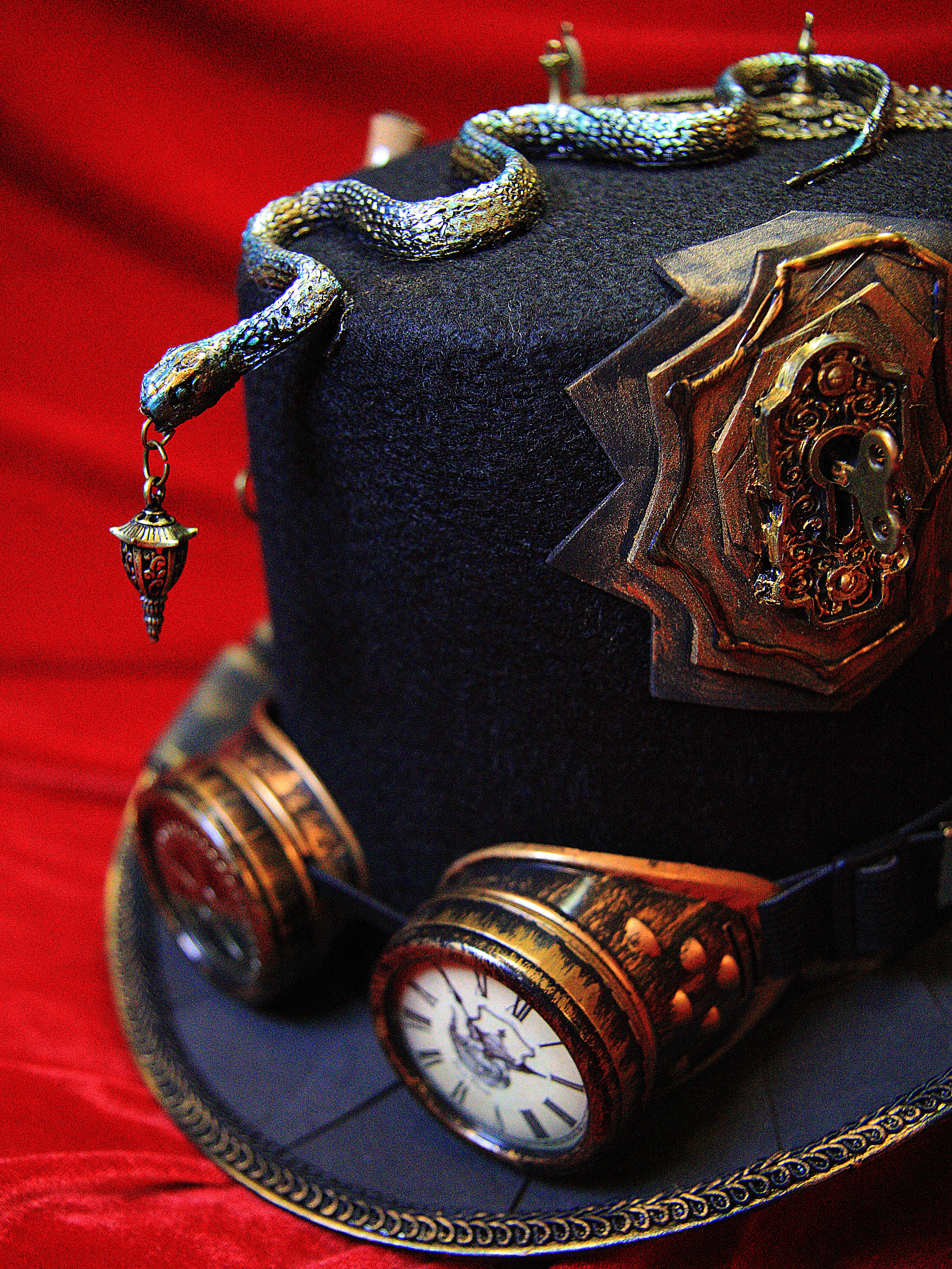 Steampunk Gear-Embellished Top Hat (Green Snake Carrying Lamp)